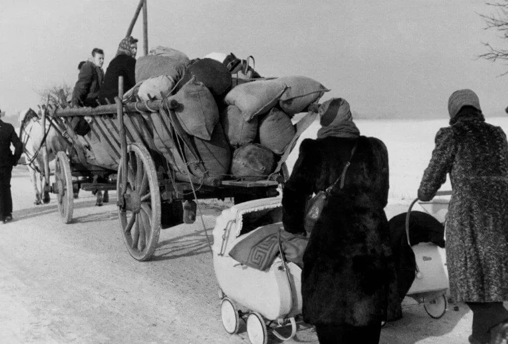 Fotoserie Flucht aus Schlesien 1945: Die historisch bedeutsamen Fotografien von Hanns Tschira sind seltene Zeugnisse der Flucht. Sie entstanden im Januar 1945 und dokumentieren einen Flüchtlingstrek in Schlesien. Die Fotografien werden im Museum Grimma bei Leipzig aufbewahrt.“ Foto: Hans Tschira, Museum Grimma