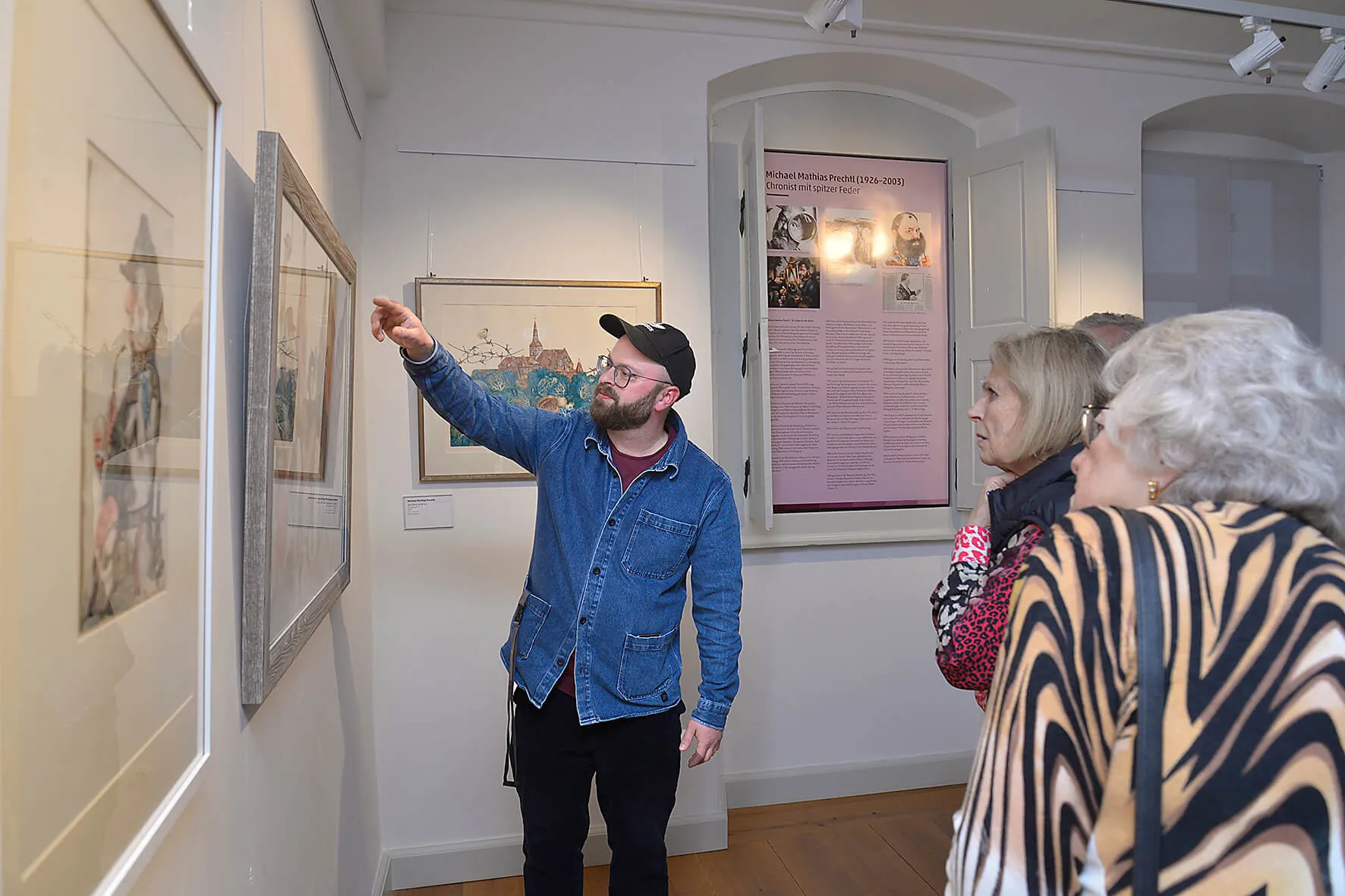 Dr. Alexander Rácz führt durch die Ausstellung Michael Mathias Prechtl. Ein fränkischer Künstler im Museum Weißes Schloss Heroldsberg, Foto: Dieter Kaletsch