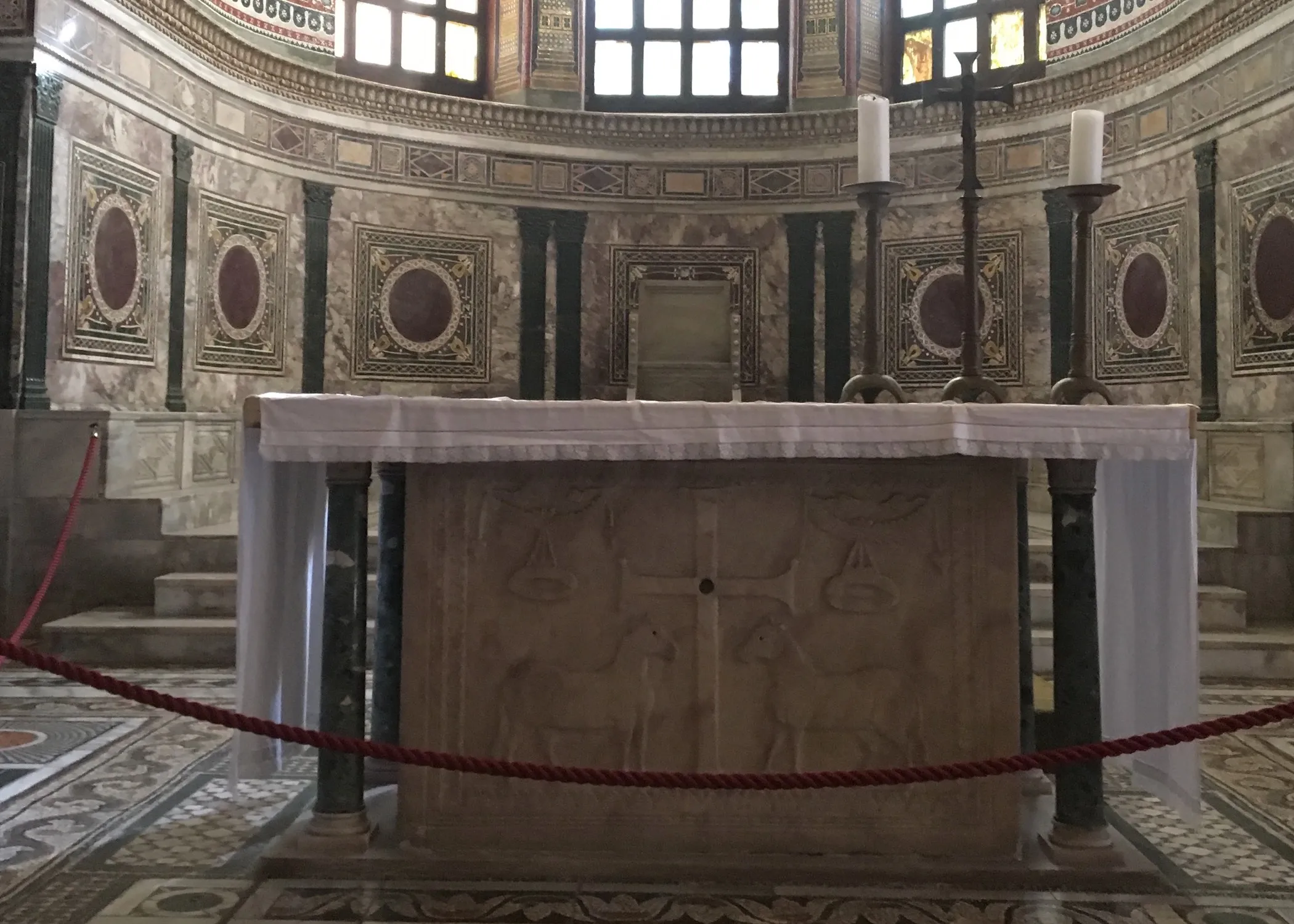 Altar in der Apsis von San Vitale in Ravenna, Foto: Dr. Alexander Rácz
