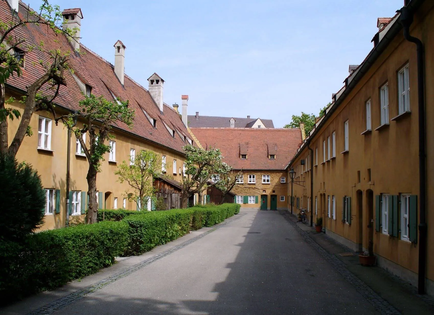 Gasse in der Fuggerei, Foto: HighContrast, Wikipedia, CC BY 3.0 DE