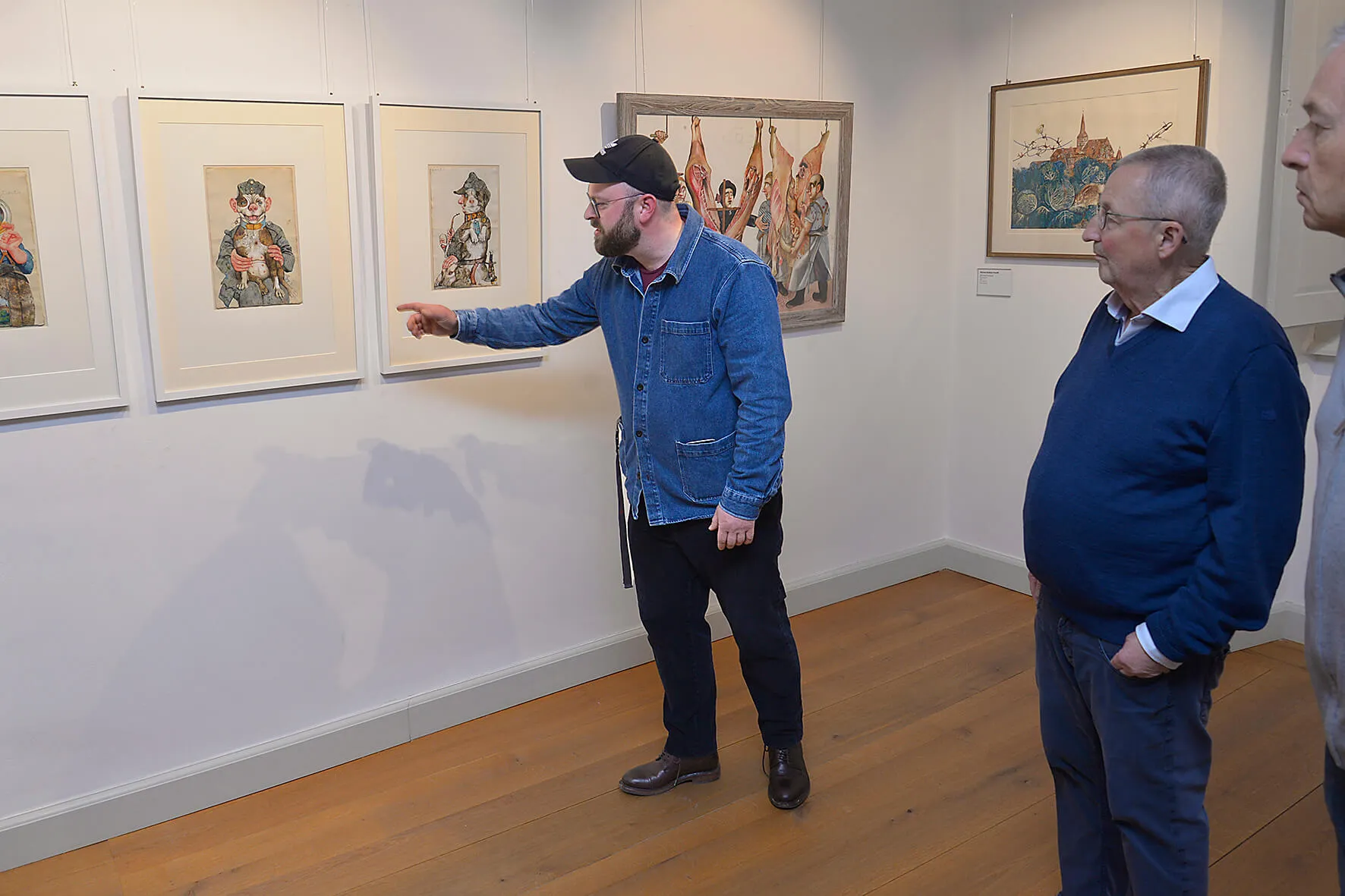 Dr. Alexander Rácz führt durch die Ausstellung Michael Mathias Prechtl. Ein fränkischer Künstler im Museum Weißes Schloss Heroldsberg, Foto: Dieter Kaletsch