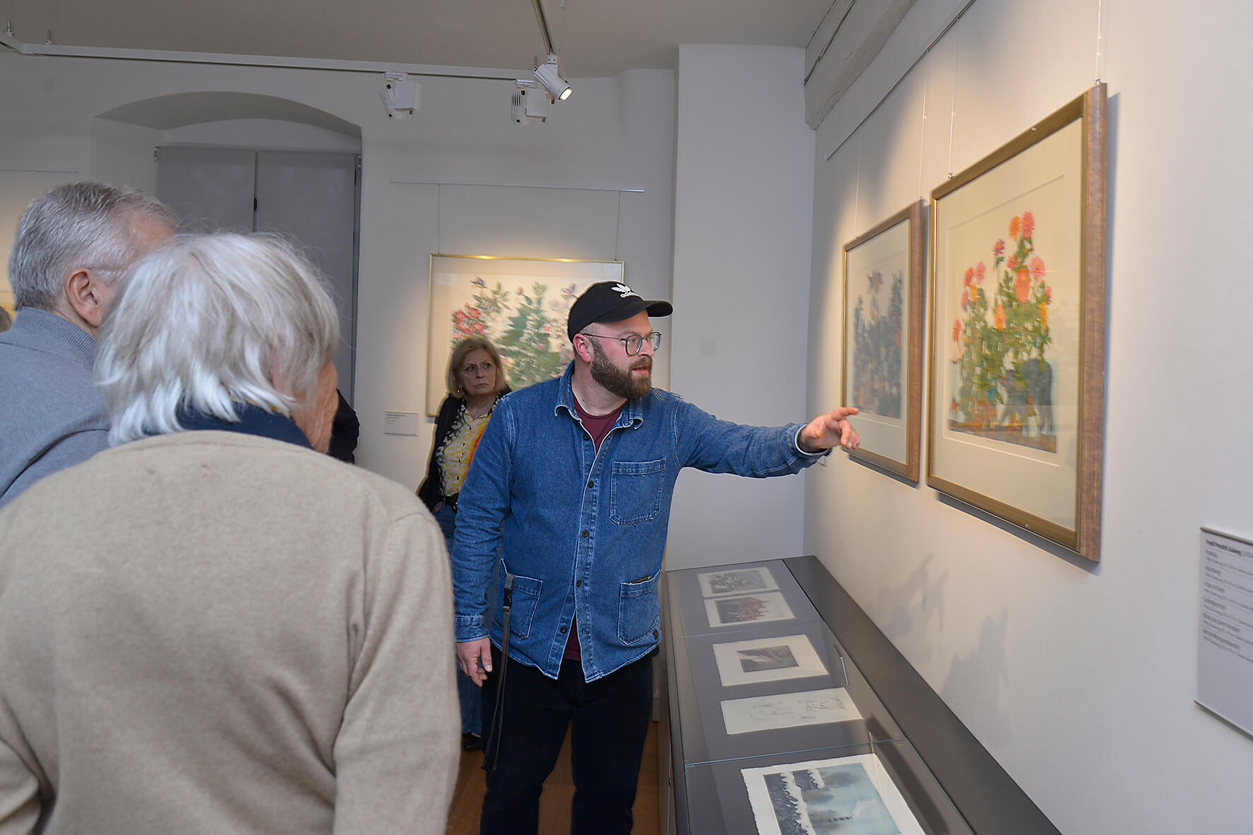 Dr. Alexander Rácz führt durch die Ausstellung Michael Mathias Prechtl. Ein fränkischer Künstler im Museum Weißes Schloss Heroldsberg, Foto: Dieter Kaletsch