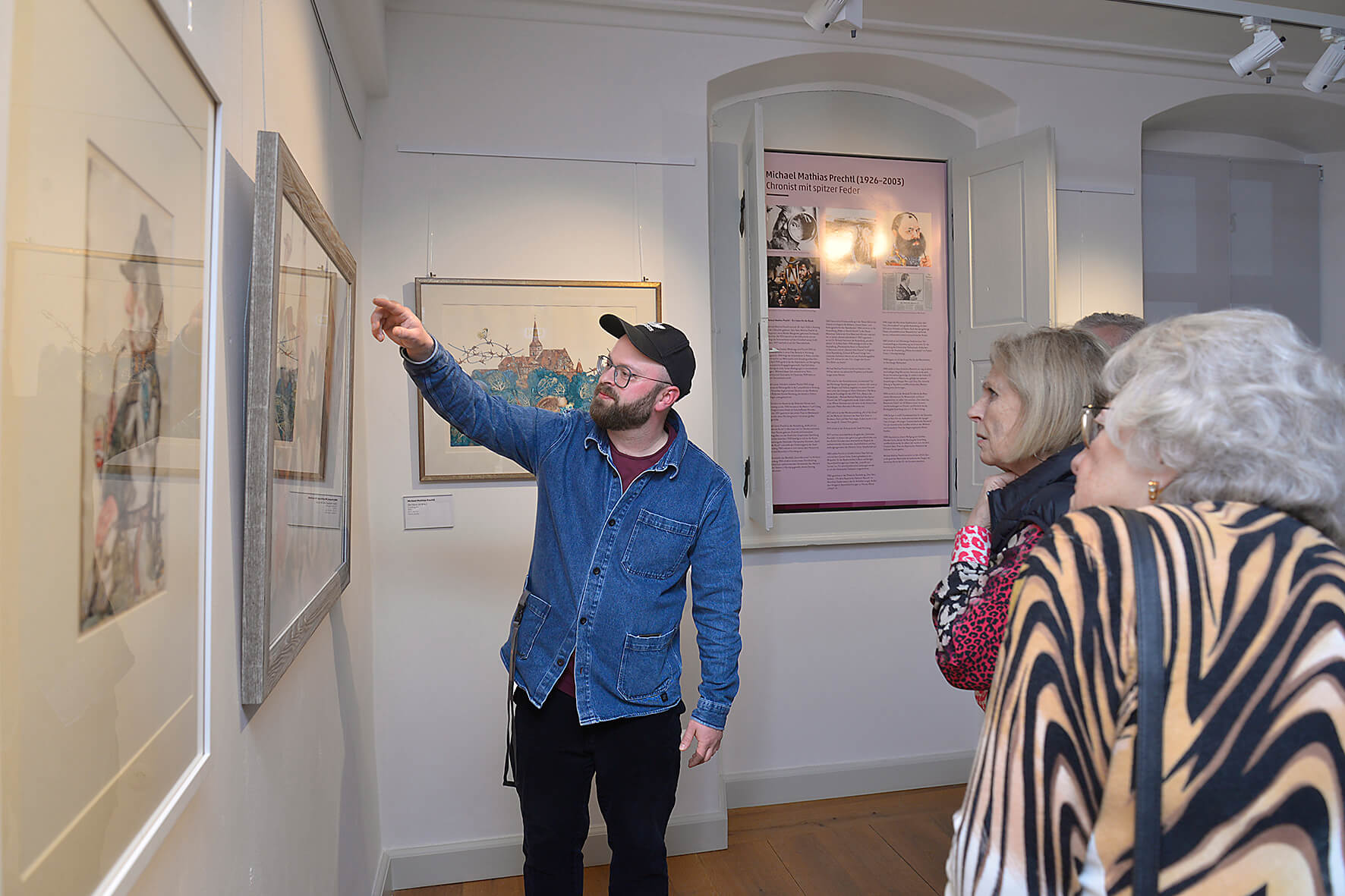 Dr. Alexander Rácz führt durch die Ausstellung Michael Mathias Prechtl. Ein fränkischer Künstler im Museum Weißes Schloss Heroldsberg, Foto: Dieter Kaletsch